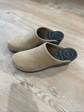 No. 6 Tan Suede Clog 39